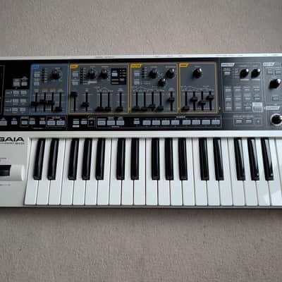 Roland SH-01 GAIA 37-Key Digital Synthesizer 2010 - 2012 - White image 2