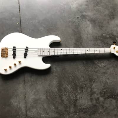 Moon Larry Graham Signature 2018 Snow White image 8