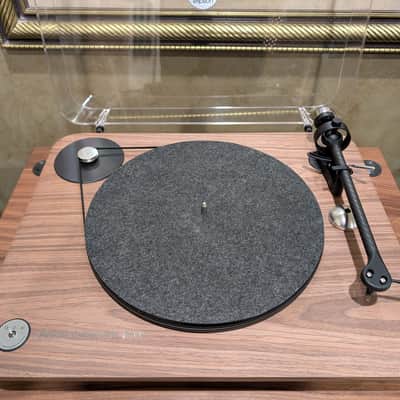 Elipson Chroma 400 RIAA Turntable - Built-in Preamp! (Walnut, Oak, Red or Black) image 1