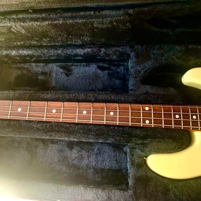 Ernie Ball Music Man StingRay Special 4 H with Rosewood Fretboard - 2018 -  Buttercream image 4