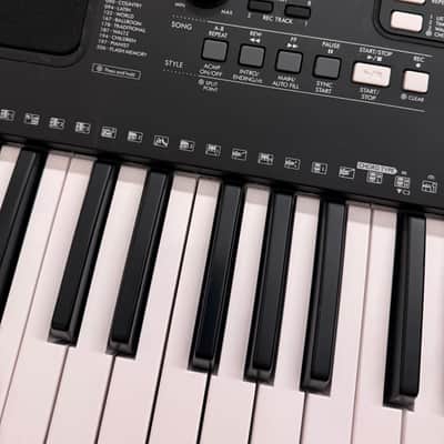 Yamaha PSR-E373 61-Key Portable Keyboard 2020 - Present - Black image 4
