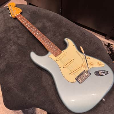 Fender Deluxe Roadhouse Stratocaster with Pau Ferro Fretboard 2018 - 2021 - Mystic Ice Blue image 4