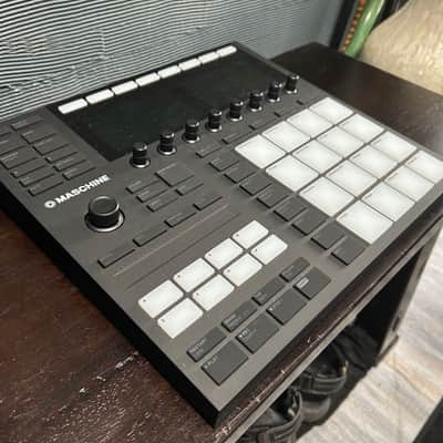 Native Instruments Maschine MKIII 2020swith decksaver- Black image 22