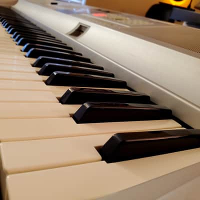 MUST SEE!!! YAMAHA DGX 305 SEMI-WEIGHTED 76-KEY DIGITAL PIANO IN AMAZING CONDITION! image 5