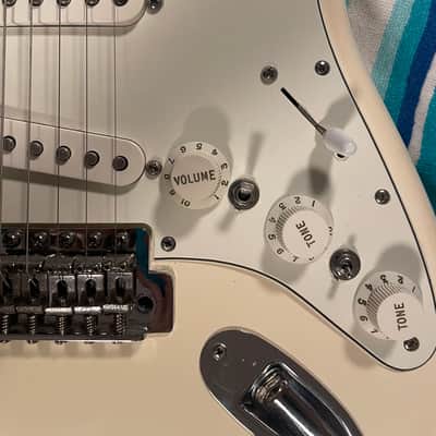 Fender Standard Stratocaster with Maple Fretboard 2006 - 2017 - Arctic White image 3