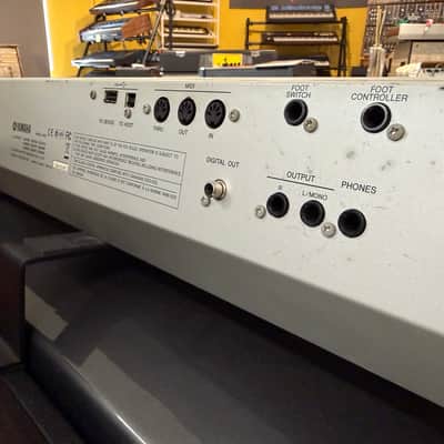 Yamaha MO8 image 11