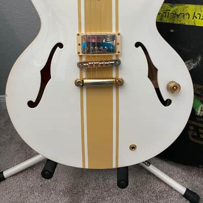 Gibson Tom Delonge Signature ES-333 - Custom Shop White w/ Gold Stripe, Inlay and Headstock. See Des image 7