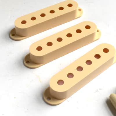 Cream Aged Relic Green Fonts Reissue Fender Strat Pickup Covers 3 Knobs Full Set image 2