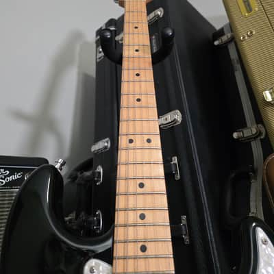 Fender Standard Stratocaster with Maple Fretboard 2003 - Black image 5