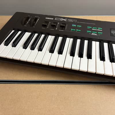 Yamaha DX21 Programmable Algorithm Synthesizer 1985 - Black. With Hard Case imagen 2