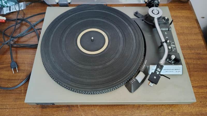 Technics SL23 turntable in excellent condition, serviced -3 1980's