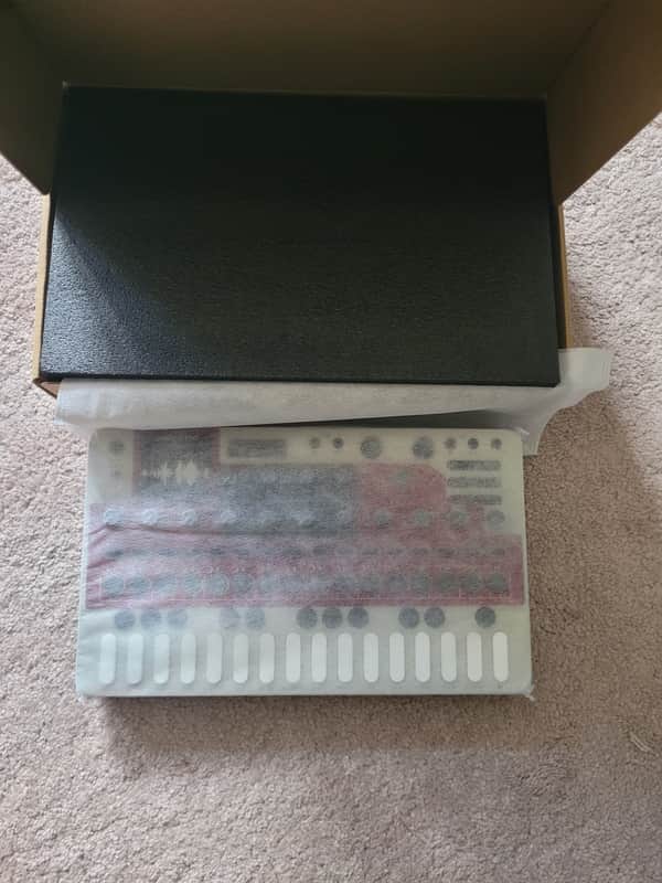 Sonicware Liven Lofi-12 27-Key Sampling Groovebox 2023 - Present - Silver image 1