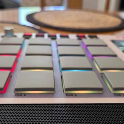 Akai MPC Live II Standalone Sampler / Sequencer Retro Edition 2020 - Present - Grey image 15