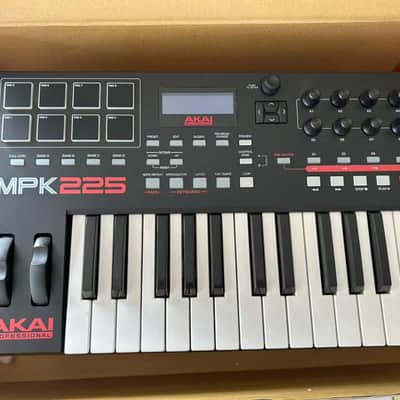 Akai MPK225 2014 - Present - Black