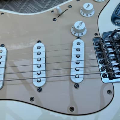 Fender Standard Stratocaster with Maple Fretboard 2014 - Arctic White image 8