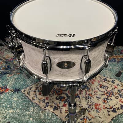 Rogers - 14x6.5" Dyna-Sonic Bread and Butter Lug Snare Drum, Reissue   2010's - White Marine Pearl image 3