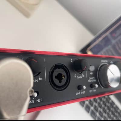 Focusrite Scarlett 2i2 2nd Gen USB Audio Interface 2016 - 2018 - Red / Black image 2