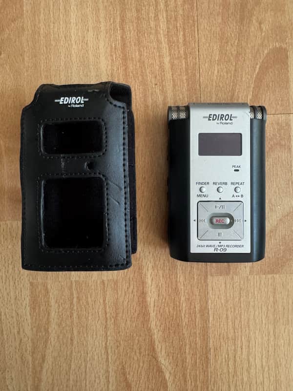 Roland Edirol R-09 24-bit WAV/MP3 Portable Recorder — Field Recording / Podcast / Interview image 1
