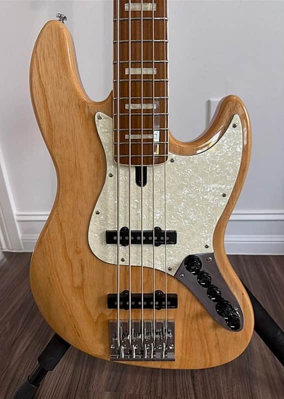Sire Marcus Miller V8
