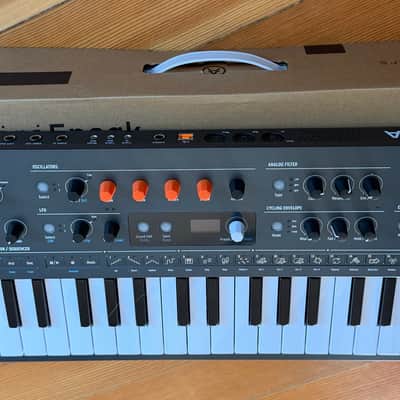 Arturia MiniFreak 37-Key 6-Voice Polyphonic Hybrid Synthesizer 2022 - Present Black image 2