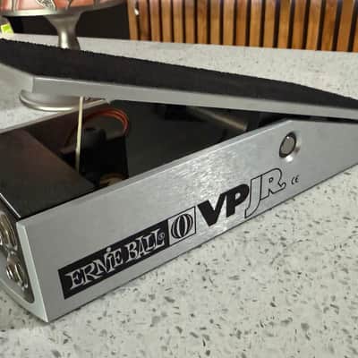 Ernie Ball VPJR 250K Volume Pedal Junior 6180 w/ Tuner Output – Silver image 1