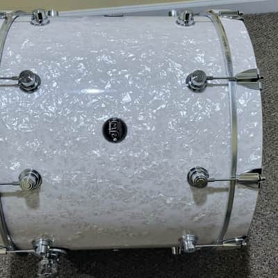 DW Performance Series 18x24" Bass Drum 2010 - Present - White Marine image 3