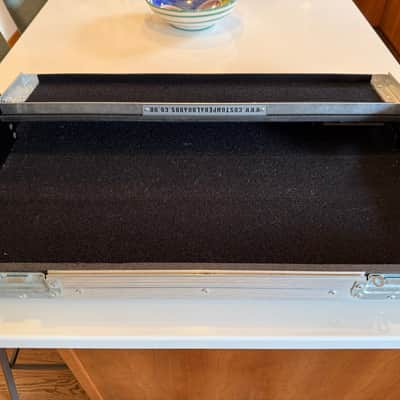 Custom Pedalboards UK Medium Flight Case Pedalboard 2018 - Black/Grey image 5