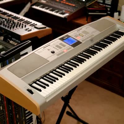 MUST SEE!!! YAMAHA DGX 505 SEMI-WEIGHTED 88-KEY DIGITAL PIANO IN AMAZING CONDITION!