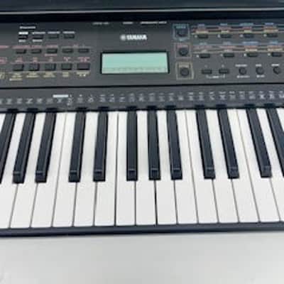 Yamaha PSR-E273 61-Key Arranger Keyboard 2020 - Present - Black image 3