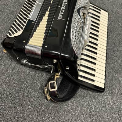 Universal - 120 Bass Ladies Size Accordion image 7