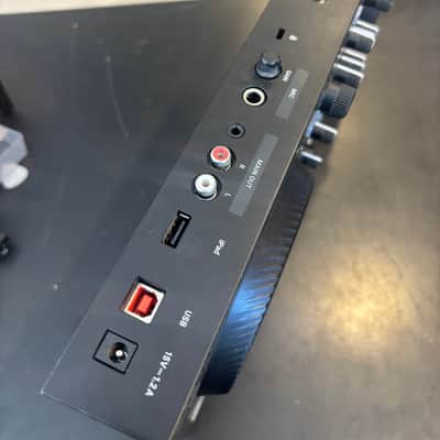 Native Instruments Traktor Kontrol S2 MK3 2018 - Black image 3