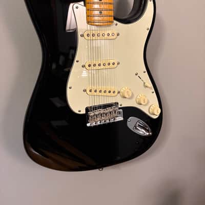Fender American Professional II Stratocaster with Maple Fretboard 2023