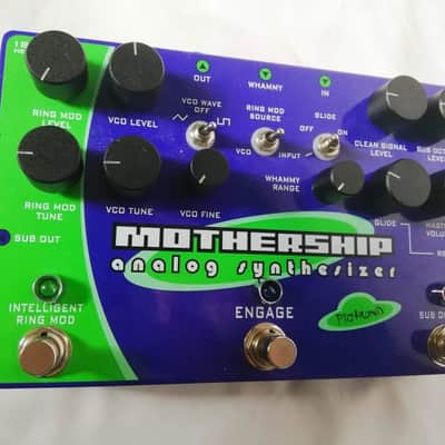 激レア　ペダル型アナログシンセ　Pigtronix Mothership Pigtronix Mothership Analog Synthesizer - YouTube