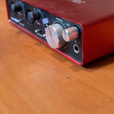 Focusrite Scarlett 2i2 2nd Gen USB Audio Interface 2016 - 2018 - Red / Black image 2