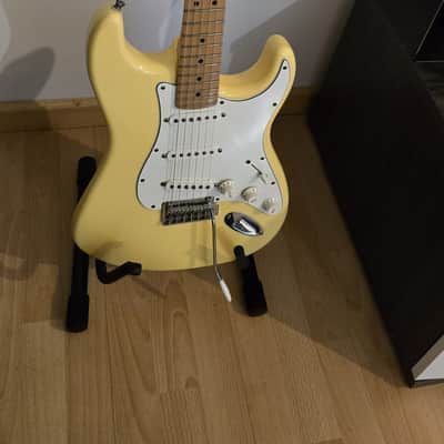 Fender Player Stratocaster with Maple Fretboard 2018 - 2024 - Buttercream image 2