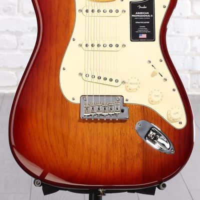 Fender American Professional II Stratocaster - Sienna Sunburst with Maple Fingerboard (StratAP2MSSd1) image 5