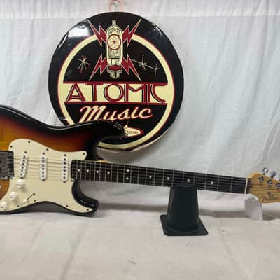 Fender American Stratocaster Guitar with Case 2000 - 3-Color Sunburst / Rosewood fingerboard image 2