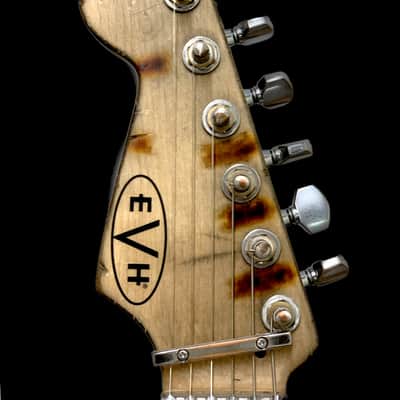 EVH frankenstrat Lefty franky type 2018-2023 - Black & Red, White image 6