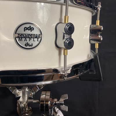 DW/PDP - 5.5x14" PDCM5514SS Concept Maple Snare Drum 2010's - Pearlescent White Lacquer image 3