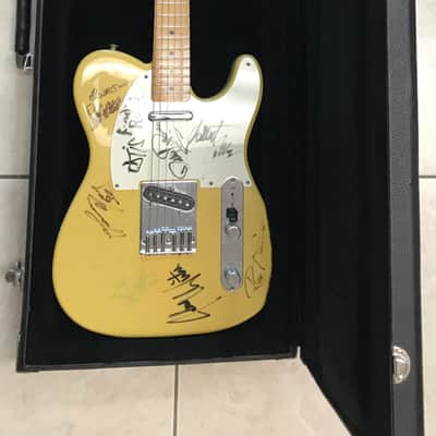 Fender MIJ Telecaster 1989 - Autographed by blues artists commissioned by Fender Frontline mag image 6