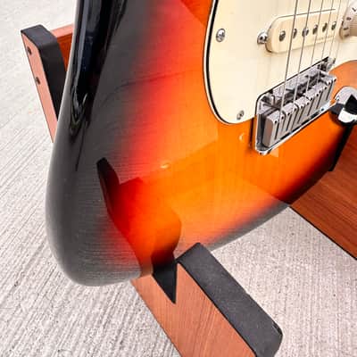 Fender American Deluxe Stratocaster Alder with Rosewood Fretboard 2005 3-Color  Sunburst image 2