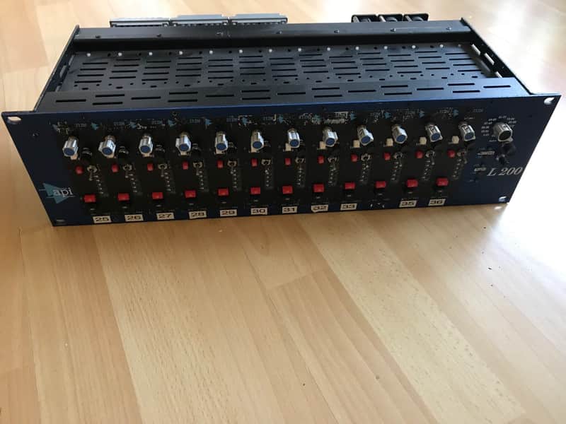 API Rack mit 12 Vintage API 212 Micpres image 1