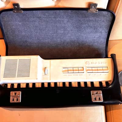 FAEMI - monophonic electronic keyboard • Soviet analog • Rare • 1982 FAEMI 1982 - white-plastic image 4