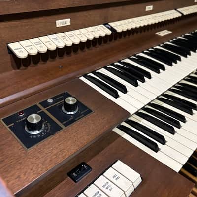 Allen Organ w/ Built-in Speakers, 32-Note Concave Pedalboard and bench! image 4