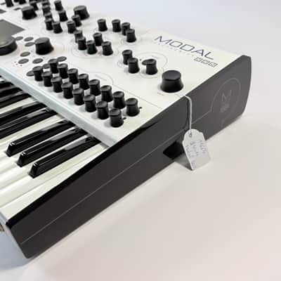 Modal Electronics 002 12-Voice Analogue-Digital Hybrid Synthesizer (Boxed / Warranty) image 10