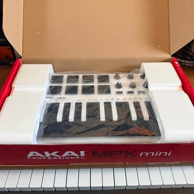 Akai MPK Mini MK2 + Official Decksaver + Hard Case + Original Box image 7