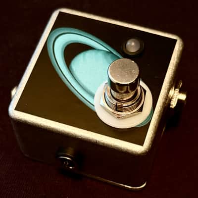 Saturnworks Micro A/B Switch Box Tuner Out Mute Pedal w/ LED - Handcrafted in California