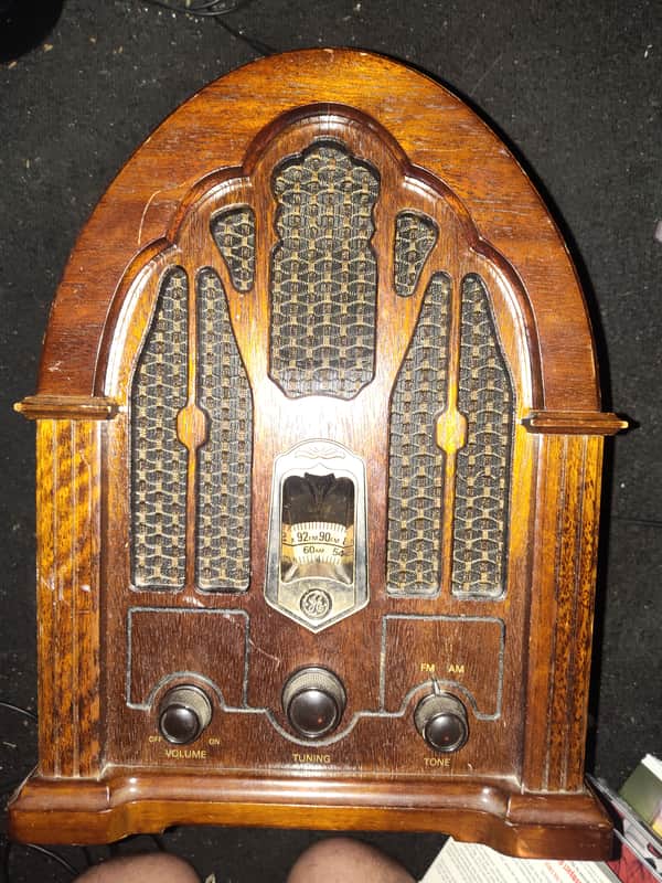 GE 7-4100JA 1980's - Wood varnished vintage radio image 1