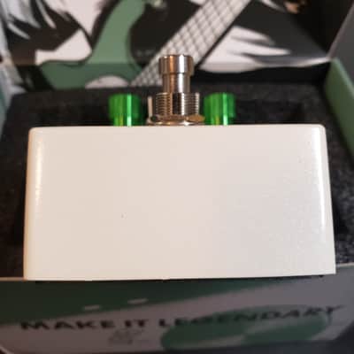 Warm audio Signature fluff drive 2025 - White with green knobs image 4