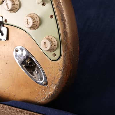 Fender Custom Shop 1963 Stratocaster Ultimate Relic Faded Shoreline Gold over Silver Masterbuilt Andy Hicks image 11